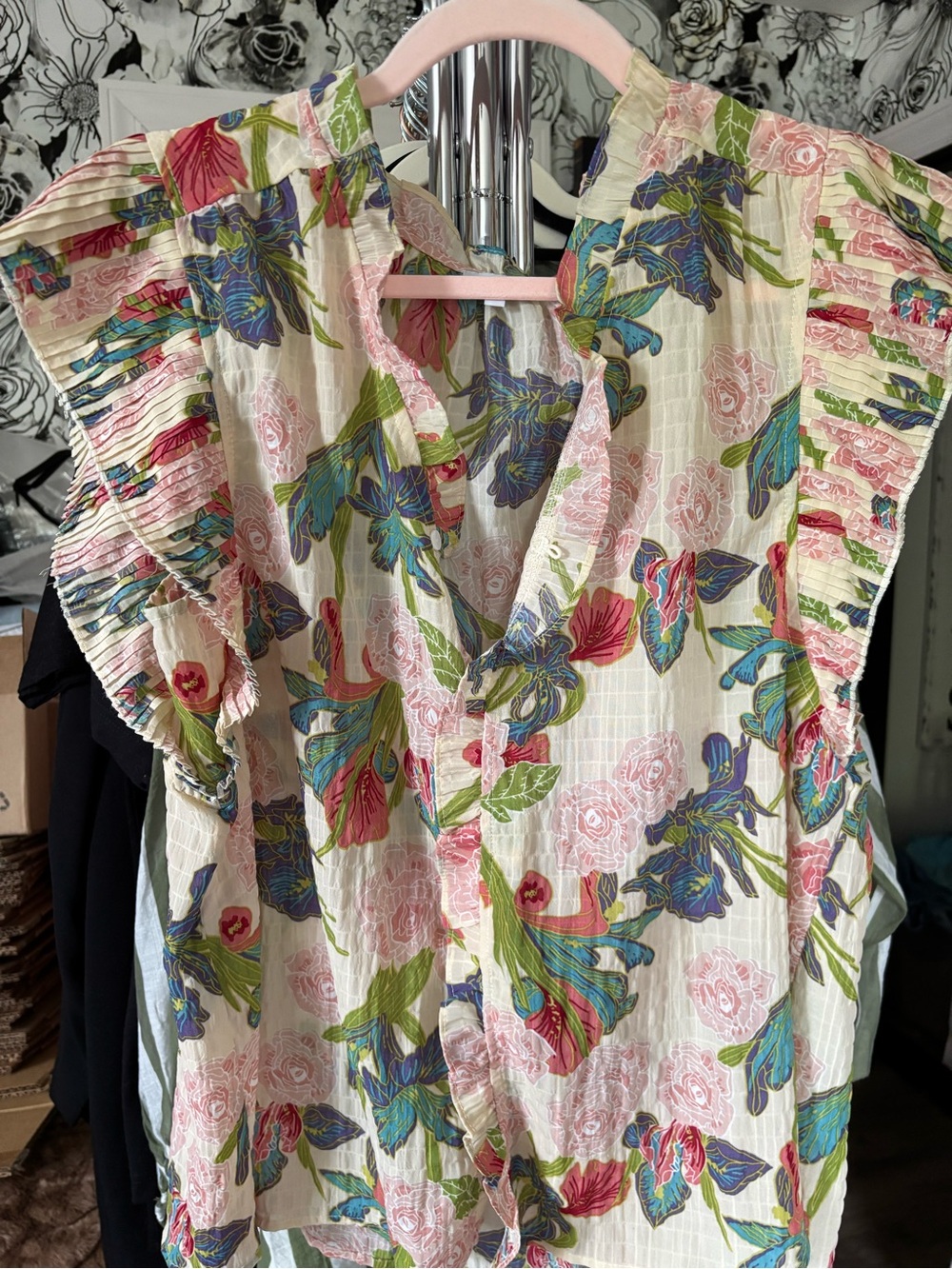 VOY Ruffled Floral V-Neck Crepe Blouse